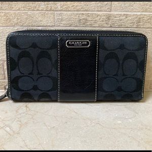 🛍Coach Signature zip around wallet!